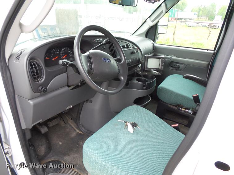 image for item DD9381 2008 Ford E350 Super Duty shuttle bus