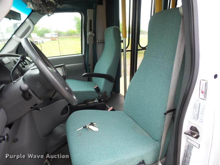 image for item DD9381 2008 Ford E350 Super Duty shuttle bus