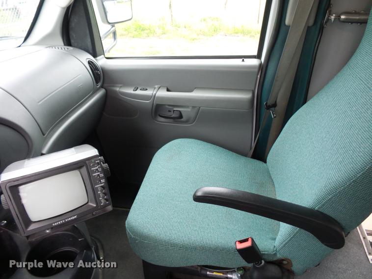 image for item DD9381 2008 Ford E350 Super Duty shuttle bus