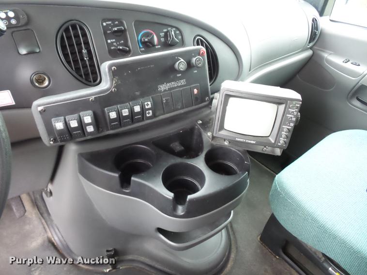 image for item DD9381 2008 Ford E350 Super Duty shuttle bus