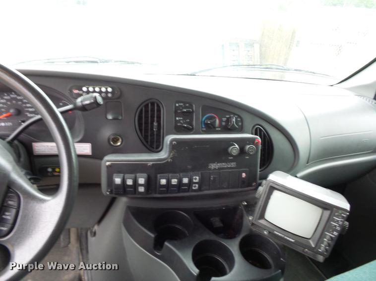 image for item DD9381 2008 Ford E350 Super Duty shuttle bus