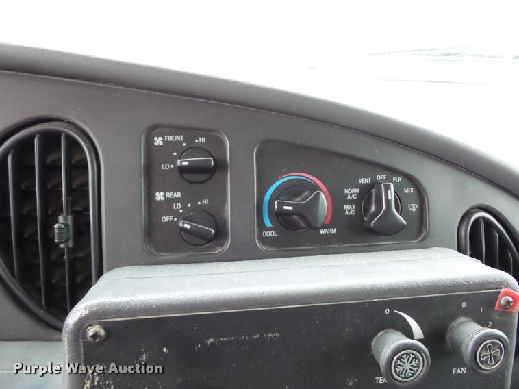 image for item DD9381 2008 Ford E350 Super Duty shuttle bus