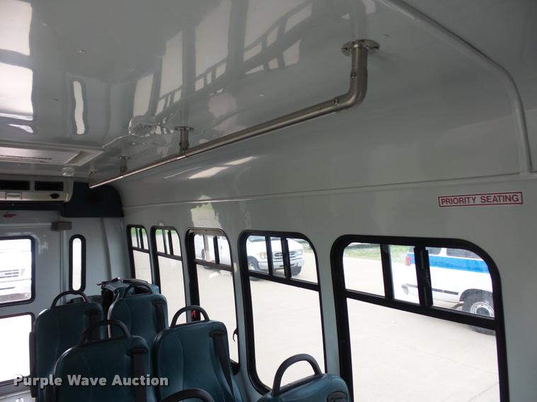 image for item DD9381 2008 Ford E350 Super Duty shuttle bus