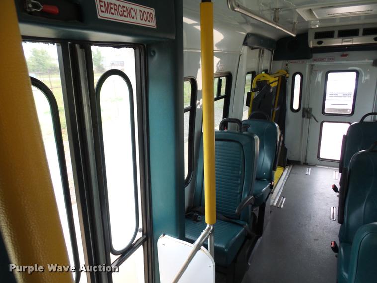 image for item DD9381 2008 Ford E350 Super Duty shuttle bus