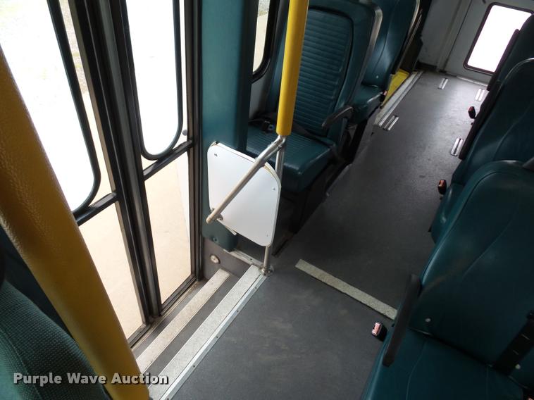 image for item DD9381 2008 Ford E350 Super Duty shuttle bus