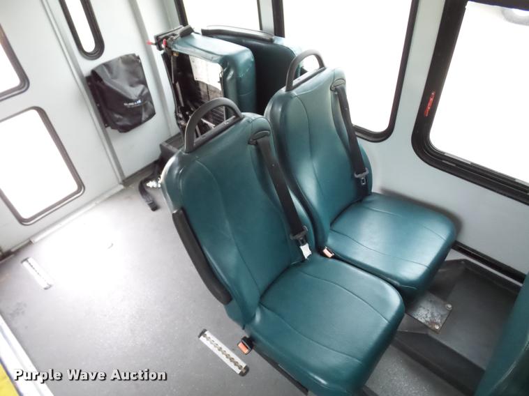 image for item DD9381 2008 Ford E350 Super Duty shuttle bus