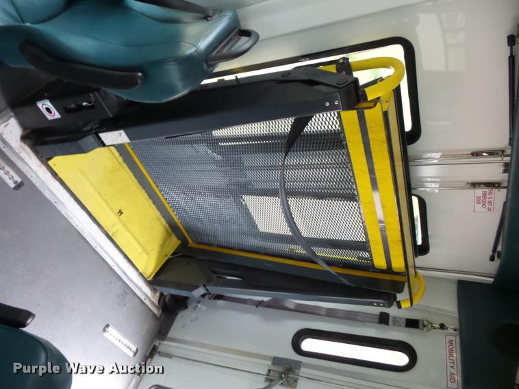 image for item DD9381 2008 Ford E350 Super Duty shuttle bus