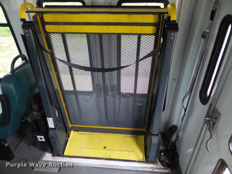 image for item DD9381 2008 Ford E350 Super Duty shuttle bus