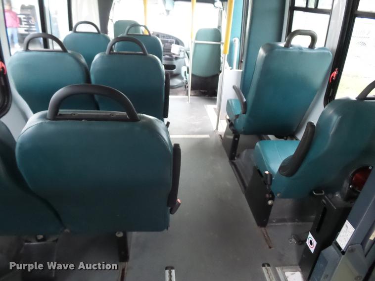 image for item DD9381 2008 Ford E350 Super Duty shuttle bus