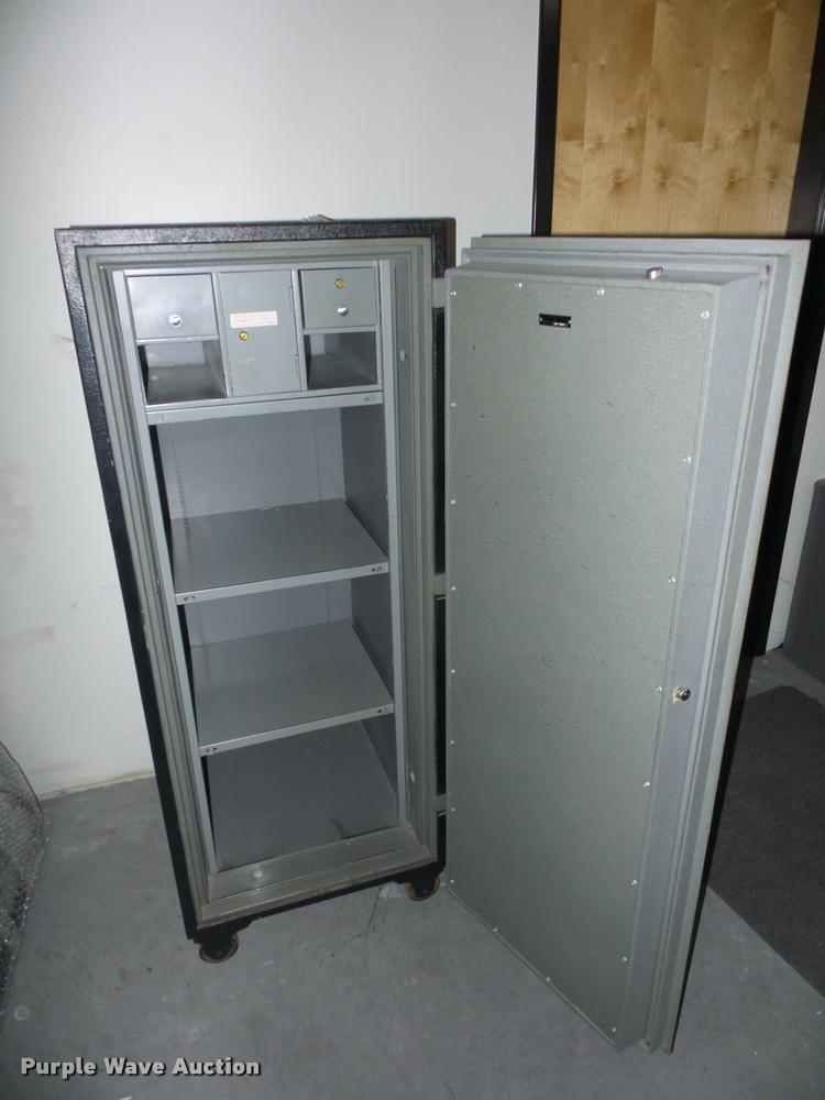 Underwriters Laboratories Inc. safe in Riverside, MO Item DD9409 sold