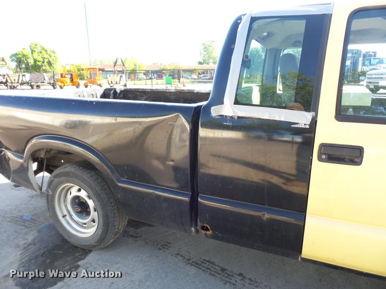 image for item DD9411 2003 Chevrolet S10 Ext. Cab pickup truck