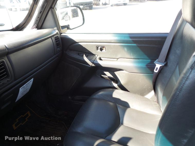 image for item DD9412 2006 Chevrolet Silverado 2500HD Ext. Cab pickup truck