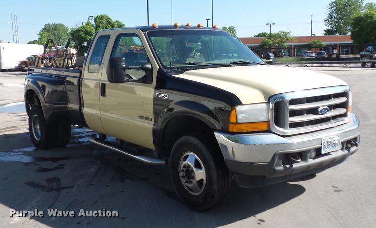 image for item DD9414 2001 Ford F350 Super Duty SuperCab pickup truck
