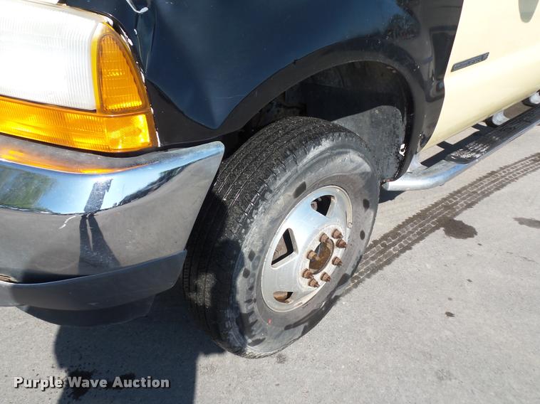 image for item DD9414 2001 Ford F350 Super Duty SuperCab pickup truck