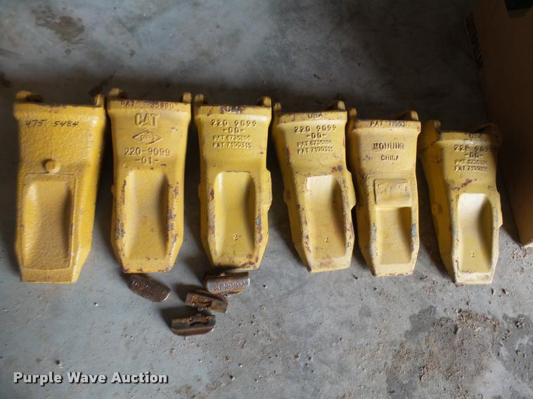 image for item DI9742 320E track hoe teeth