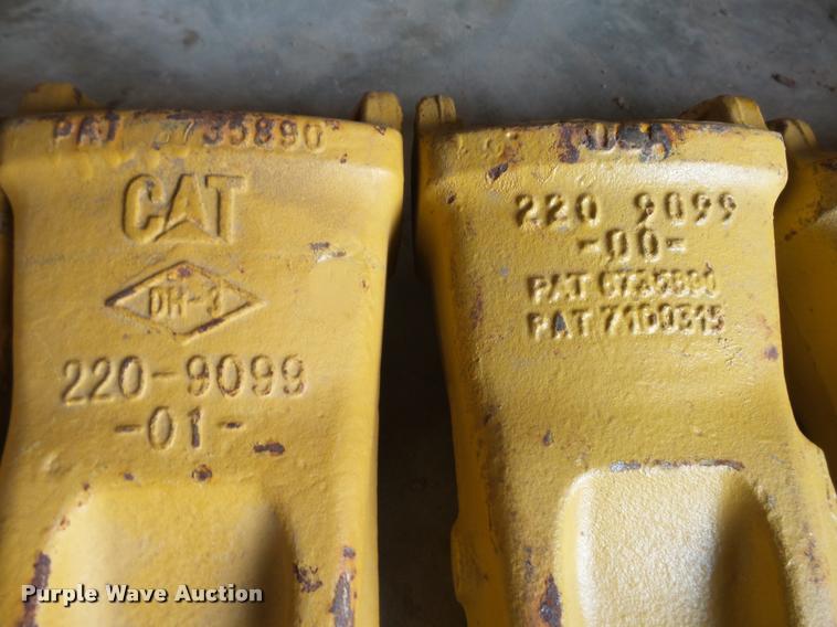 image for item DI9742 320E track hoe teeth