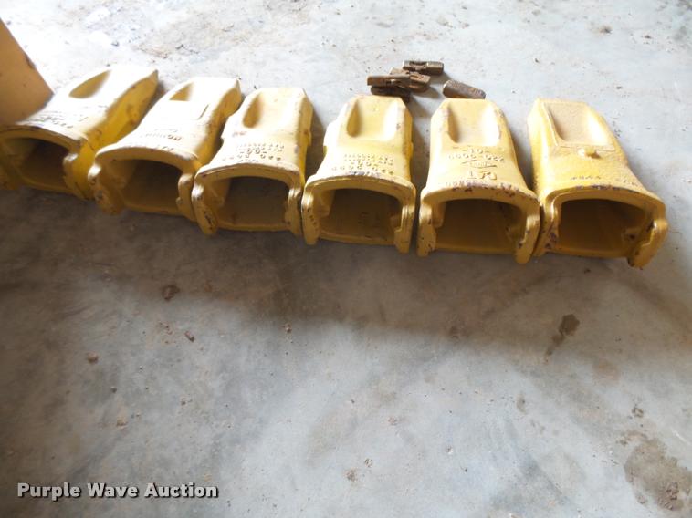 image for item DI9742 320E track hoe teeth