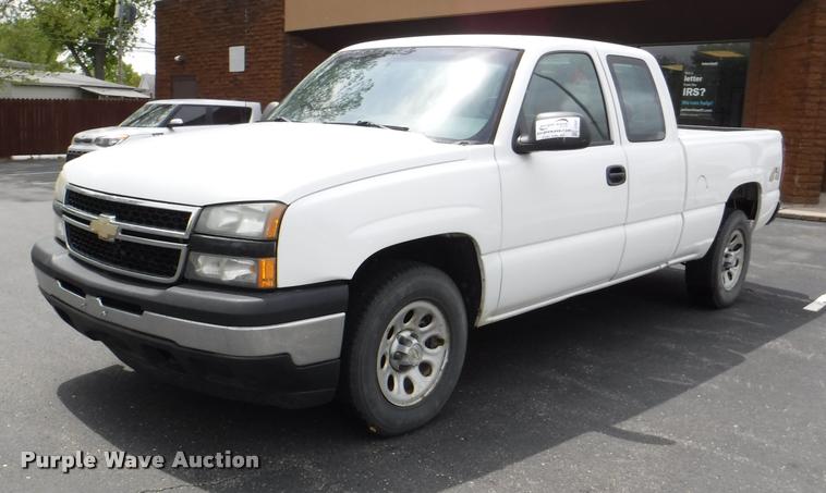 image for item J5697 2006 Chevrolet Silverado 1500 Ext. Cab pickup truck