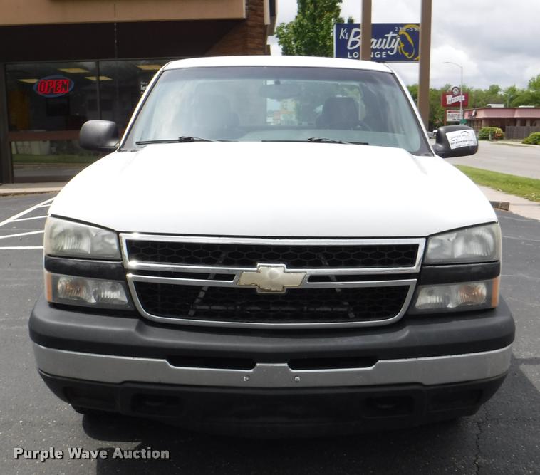 image for item J5697 2006 Chevrolet Silverado 1500 Ext. Cab pickup truck