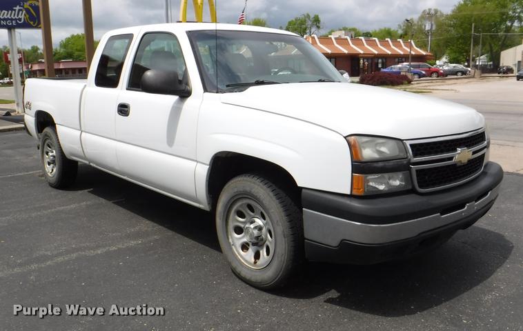 image for item J5697 2006 Chevrolet Silverado 1500 Ext. Cab pickup truck