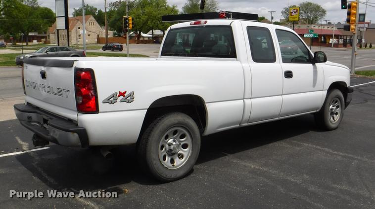 image for item J5697 2006 Chevrolet Silverado 1500 Ext. Cab pickup truck
