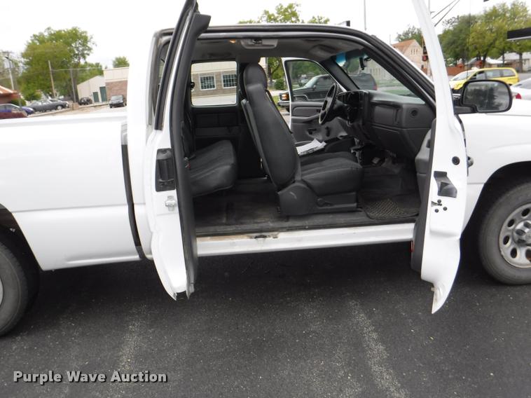 image for item J5697 2006 Chevrolet Silverado 1500 Ext. Cab pickup truck