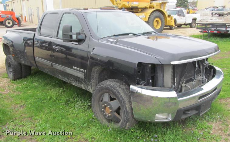image for item K4758 2009 Chevrolet Silverado 3500HD Crew Cab pickup truck