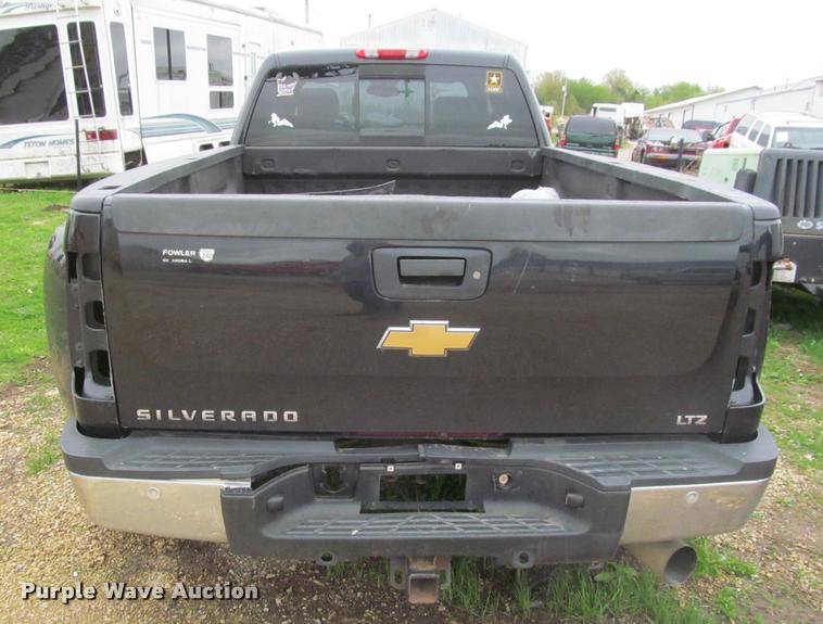 image for item K4758 2009 Chevrolet Silverado 3500HD Crew Cab pickup truck