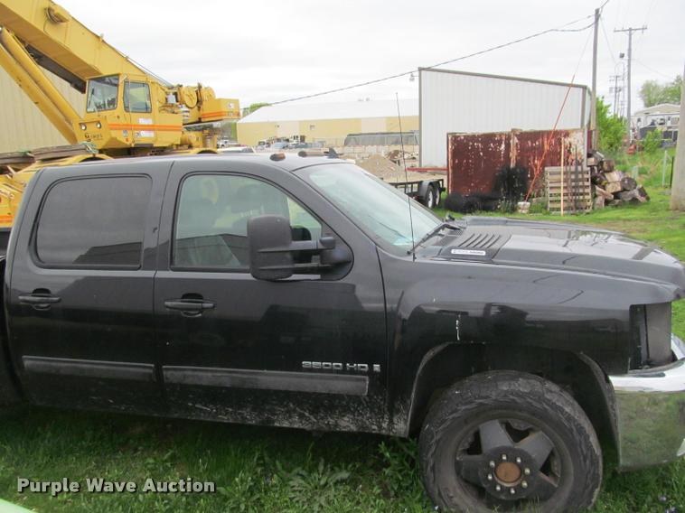 image for item K4758 2009 Chevrolet Silverado 3500HD Crew Cab pickup truck