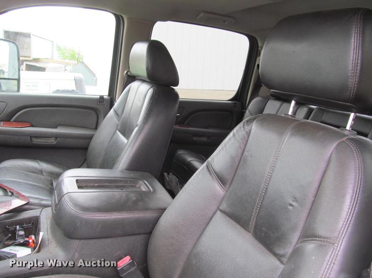 image for item K4758 2009 Chevrolet Silverado 3500HD Crew Cab pickup truck