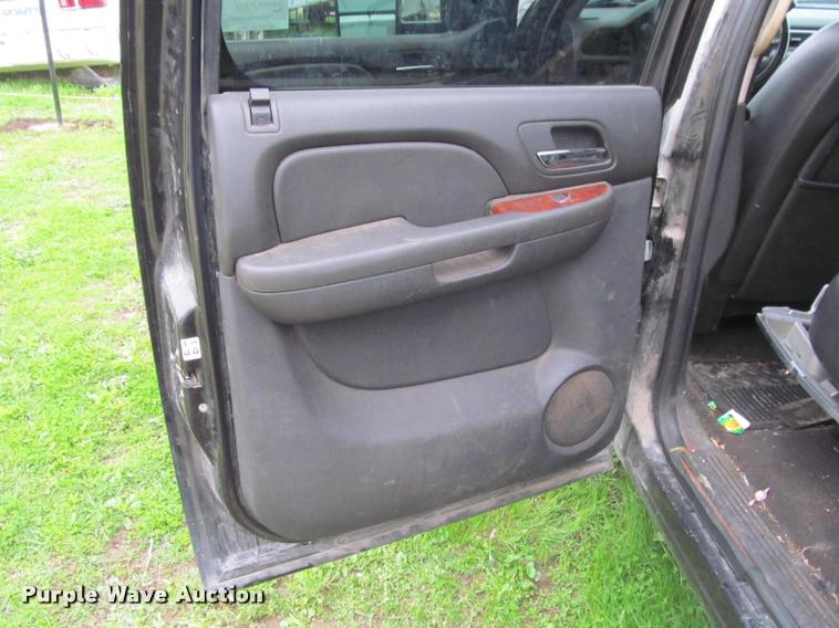 image for item K4758 2009 Chevrolet Silverado 3500HD Crew Cab pickup truck