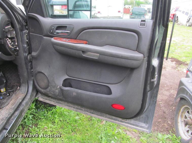 image for item K4758 2009 Chevrolet Silverado 3500HD Crew Cab pickup truck