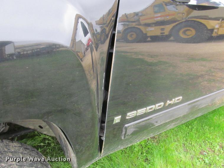 image for item K4758 2009 Chevrolet Silverado 3500HD Crew Cab pickup truck