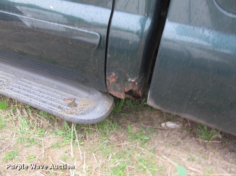 image for item K4797 2001 Ford F350 Super Duty Crew Cab pickup truck