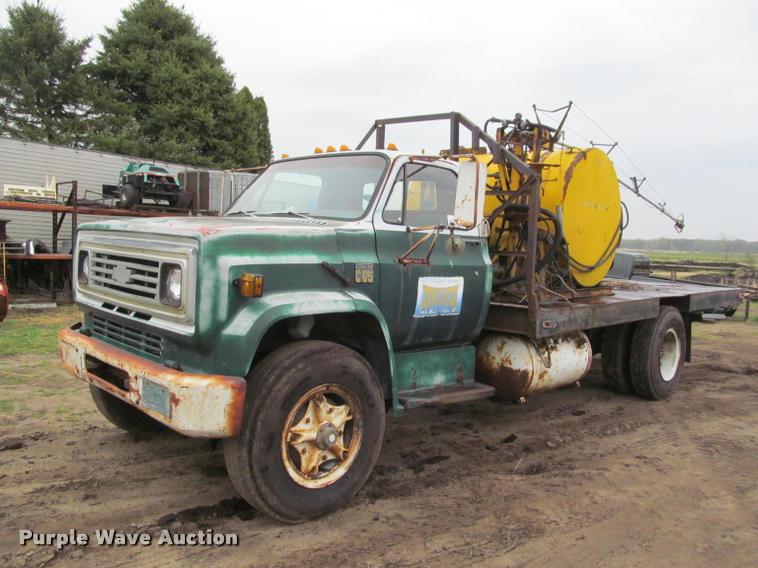 image for item K4798 1975 Chevrolet C65 flatbed truck