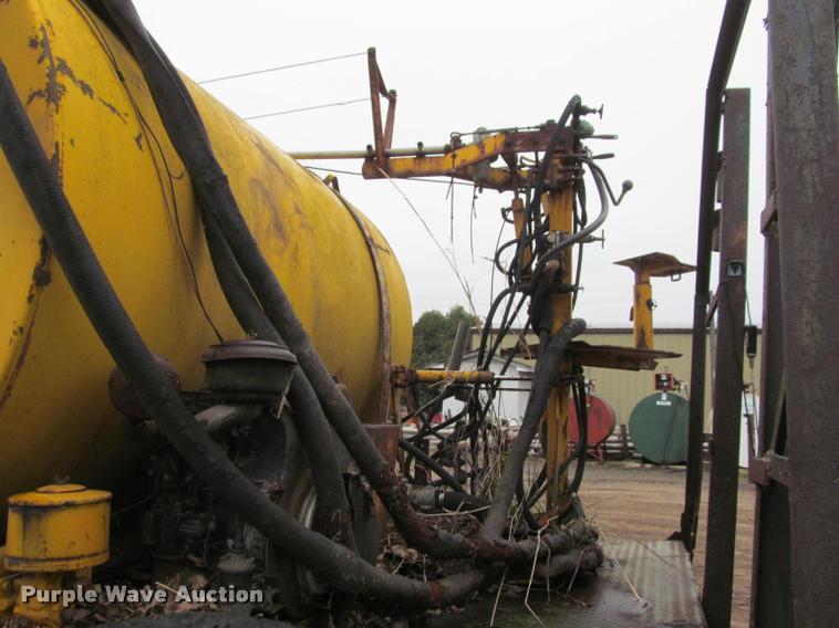 image for item K4798 1975 Chevrolet C65 flatbed truck