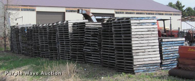 image for item K4877 Approximately 275 wood pallets