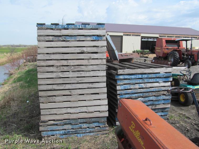 image for item K4877 Approximately 275 wood pallets