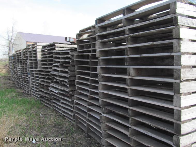 image for item K4877 Approximately 275 wood pallets