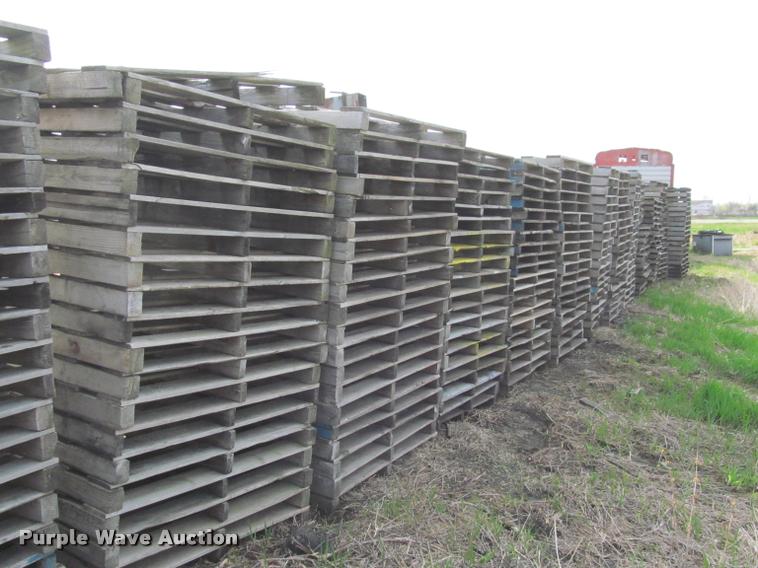 image for item K4877 Approximately 275 wood pallets