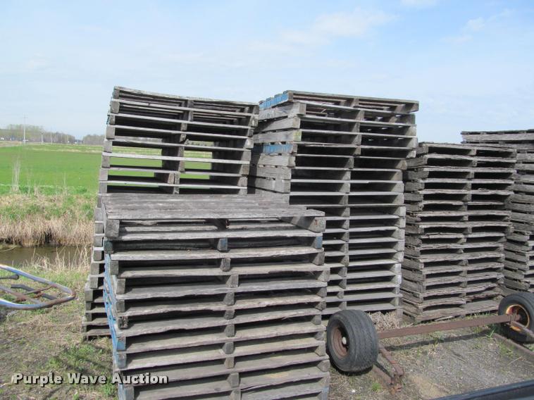 image for item K4877 Approximately 275 wood pallets
