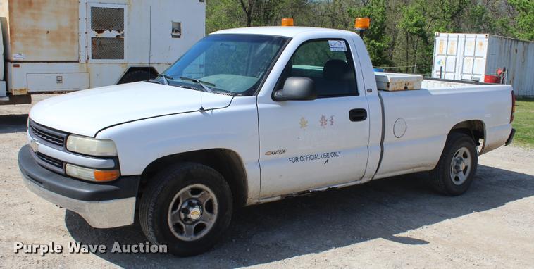 image for item K5808 2001 Chevrolet Silverado 1500 pickup truck