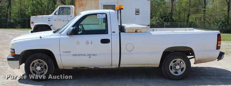 image for item K5808 2001 Chevrolet Silverado 1500 pickup truck