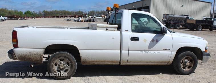 image for item K5808 2001 Chevrolet Silverado 1500 pickup truck