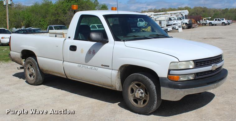 image for item K5808 2001 Chevrolet Silverado 1500 pickup truck