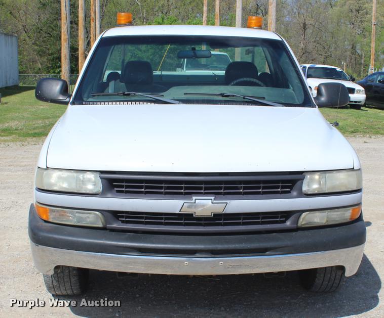 image for item K5808 2001 Chevrolet Silverado 1500 pickup truck