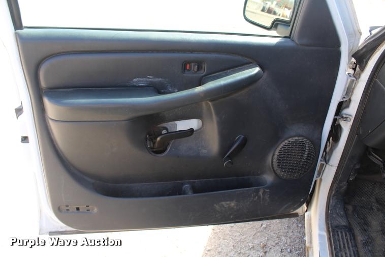 image for item K5808 2001 Chevrolet Silverado 1500 pickup truck