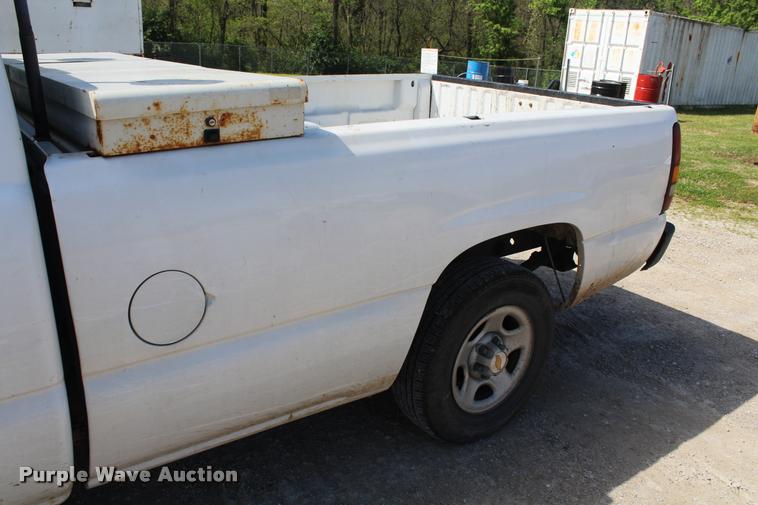 image for item K5808 2001 Chevrolet Silverado 1500 pickup truck