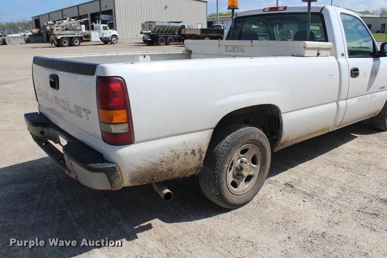 image for item K5808 2001 Chevrolet Silverado 1500 pickup truck