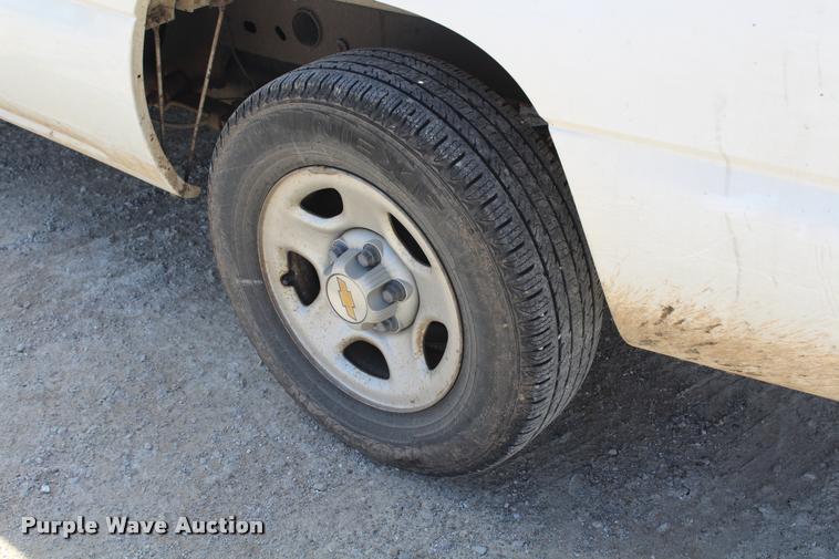 image for item K5808 2001 Chevrolet Silverado 1500 pickup truck